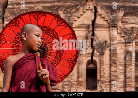 Mandalay, Myanmar (Birma), ein unerfahrener buddhistischer Mönch auf den Ruinen der Mingun Pahtodawgyi Pagode. Stockfoto