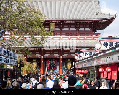 Tokio, Japan - 10. Oktober 2018: Mit dem Sensoji-Tempel (Asakusa-Kannon-Tempel) beschäftigt, einem buddhistischen Tempel im Tokioter Asakusa-Tempelbezirk. Stockfoto