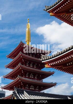 Tokio, Japan - 10. Oktober 2018: Fünfstöckige Pagode im Sensoji-Tempel (auch: Asakusa-Kannon-Tempel) im Tokioter Asakusa-Shinto-Tempelbezirk. Stockfoto