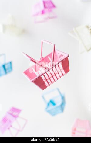 Die Einkaufskörbe auf weißem Hintergrund. Vertikale Ausrichtung Stockfoto