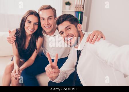 Junge lächelnde Freunde in der Schalenform machen selfie-bilder auf die Kamera Stockfoto