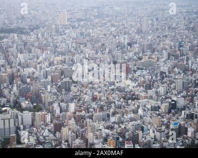 Tokio, Japan - 10. Oktober 2018: Erhöhter Blick auf die Tokioter Metropole und die Skyline der Stadt. Stockfoto