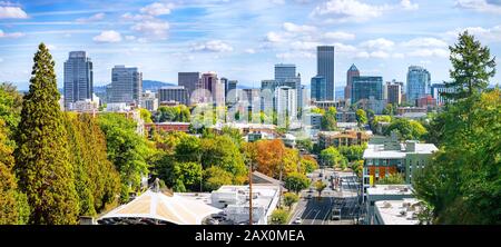 Panoramablick auf die berühmte Skyline von Portland mit geschäftiger Landschaft im Stadtzentrum, farbenfrohen Blättern und kultiger Mount Hood im Hintergrund im Herbst, Oregon, USA Stockfoto