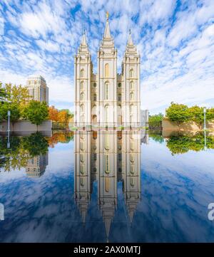 Klassischer Blick auf den berühmten Salt Lake Temple der Kirche Jesu Christi der Heiligen Der Letzten Tage auf dem Temple Square mit schönen Reflexionen, Utah, USA Stockfoto