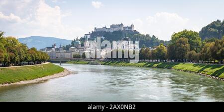 Klassischer Panoramablick auf die historische Stadt Salzburg mit berühmter Festung Hohensalzburg und schöner Salzachflut im Sommer, Salzburger Land, Österreich Stockfoto