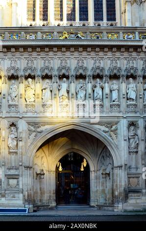 Großbritannien, London, Skulpturen über dem Haupteingang der Westminster Abbey Stockfoto
