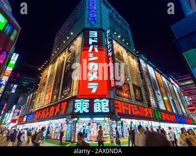 Tokio, Japan - 9. Oktober 2018: Abends sind die Straßen des beleuchteten Tokioter Gewerbeviertels Shinjuku voller Menschen. Stockfoto