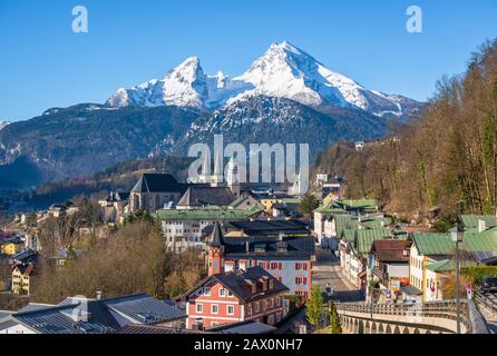 Klassischer Blick auf die historische Stadt Berchtesgaden mit schneebedeckter Watzmann-Bergkuppe im Spätfall, Berchtesgadener Land, Oberbayern, Deutschland Stockfoto