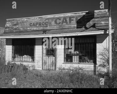 Kleine Städte in West Texas entlang des US Highway 180/62. Die Zeit scheint diese kleinen Orte umgangen zu haben, die sie in der Vergangenheit in suspendierten Orten zurückgelassen haben. Stockfoto