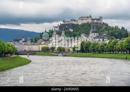 Klassischer Panoramablick auf die historische Stadt Salzburg mit berühmter Festung Hohensalzburg und idyllischem Salzachfluss im Sommer, Salzburger Land, Österreich Stockfoto