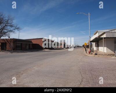 Kleine Städte in West Texas entlang des US Highway 180/62. Die Zeit scheint diese kleinen Orte umgangen zu haben, die sie in der Vergangenheit in suspendierten Orten zurückgelassen haben. Stockfoto