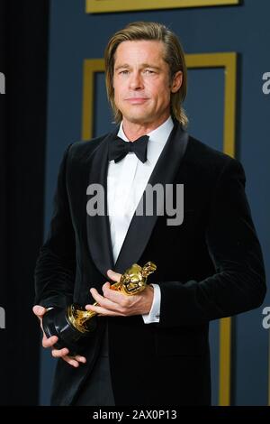 Hollywood, Kalifornien, USA. Februar 2020. Dolby Theatre im Hollywood & Highland Center, Hollywood, Großbritannien. Februar 2020. Brad Pitt posiert mit dem Oscar für Schauspieler In EINER Nebenrolle im Film Once Upon A Time.In Hollywood während der 92. Oscarverleihung 2020 . Bild nach Gutschrift: Julie Edwards/Alamy Live News Stockfoto