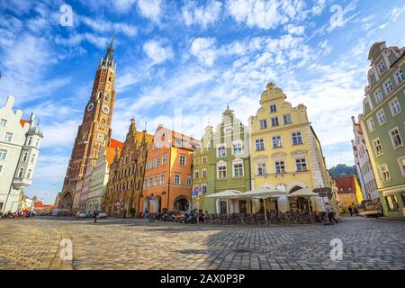 Malerischer Panoramablick auf die Altstadt von Landshuter mit traditionellen bunten Häusern und berühmter St. Martinskirche an einem schönen sonnigen Tag, Deutschland Stockfoto