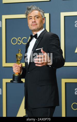 Hollywood, Kalifornien, USA. Februar 2020. Dolby Theatre im Hollywood & Highland Center, Hollywood, Großbritannien. Februar 2020. Taika Waititi posiert mit dem Oscar für Das Schreiben (Adaptiertes Drehbuch) im Film Jojo Rabbit während der 92. Oscarverleihung 2020. Bild nach Gutschrift: Julie Edwards/Alamy Live News Stockfoto