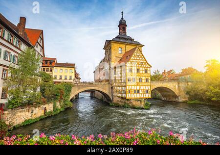 Klassischer Panoramablick auf das berühmte Bamberger Rathaus mit idyllischem Fluss Regnitz in der historischen Innenstadt an einem schönen Tag, Bayern, Deutschland Stockfoto