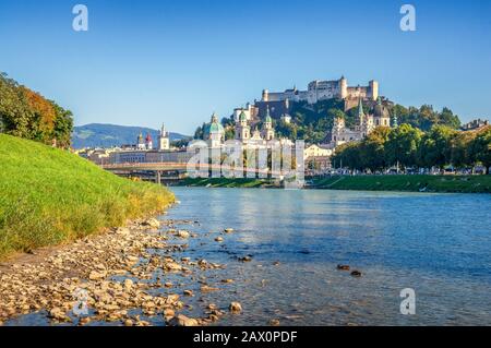Klassischer Panoramablick auf die historische Stadt Salzburg mit berühmter Festung Hohensalzburg und Salzach im Sommer, Salzburger Land, Österreich Stockfoto