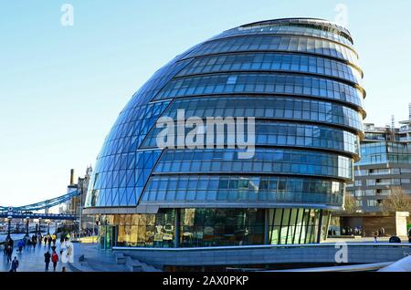 London, Großbritannien - 15. Januar 2016: Nicht identifizierte Menschen rund um das moderne Gebäude des Rathauses an der Themse und der Tower Bridge Stockfoto