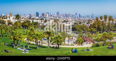 Panorama-Blick auf die Menschen, die an einem schönen Tag das sonnige Wetter genießen, mit klarem blauen Himmel mit der Skyline von San Francisco im Hintergrund, Calif Stockfoto