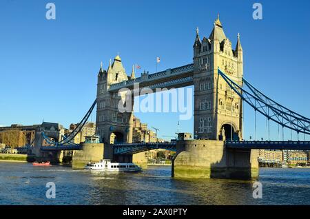 London, Großbritannien - 15. Januar 2016: Tower Bridge und Ausflugsboot auf der Themse Stockfoto