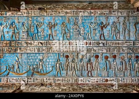 Hieroglyphische ägypten-schnitzereien an der Decke Stockfoto