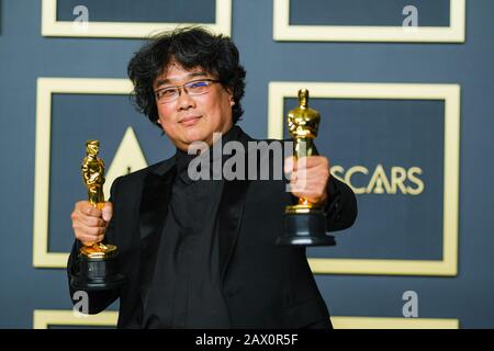 Hollywood, Kalifornien, USA. Februar 2020. Dolby Theatre im Hollywood & Highland Center, Hollywood, Großbritannien. Februar 2020. Bong Joon Ho posiert mit dem Oscar für Das Beste Bild im Film Parasit während der 92. Oscarverleihung 2020. Bild nach Gutschrift: Julie Edwards/Alamy Live News Stockfoto