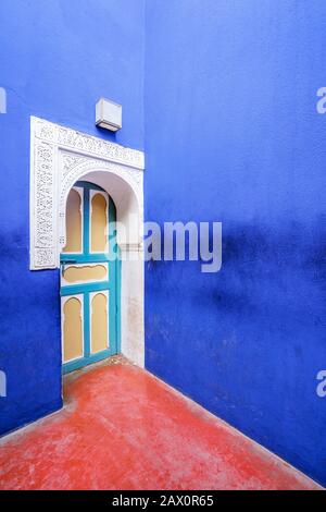 Marrakesch, Marokko - 15. Januar 2020: Bunte Architektur im wunderschönen Majorellengarten, eingerichtet von Yves Saint Laurent i. Stockfoto