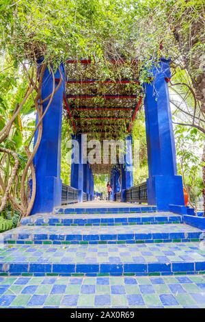 Marrakesch, Marokko - 15. Januar 2020: Bunte Architektur im wunderschönen Majorellengarten, der von Yves Saint Laurent eingerichtet wurde Stockfoto