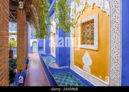 Marrakesch, Marokko - 15. Januar 2020: Bunte Architektur im wunderschönen Majorellengarten, eingerichtet von Yves Saint Laurent i. Stockfoto