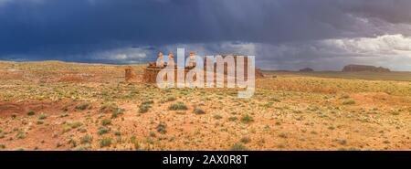 Wunderschöner Panoramablick auf faszinierende Felsformationen aus Hoodoos im berühmten Goblin Valley State Park während eines Donnersturms im Sommer, Utah, USA Stockfoto