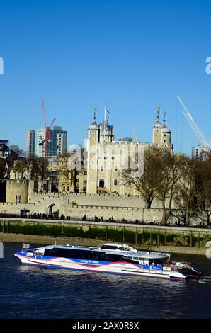 London, Großbritannien - 15. Januar 2016: Kreuzfahrtschiff auf der Themse und Tower of London Stockfoto