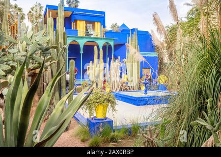 Marrakesch, Marokko - 15. Januar 2020: Blaues Haus im wunderschönen Majorellengarten, eingerichtet von Yves Saint Laurent in Marrakesch, Marokko Stockfoto