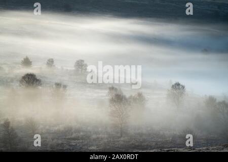 Nebel über Moorflächen in der Nähe der Fylingdales RAF Station auf den North Yorkshire Moors. Stockfoto