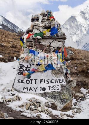 Denkmal des Kletterers und Expeditionsleiters Scott Fischer in der Nähe des Everest Base Camp, Nepal. Fischer starb 1996 bei der Mount-Everest-Katastrophe. Stockfoto