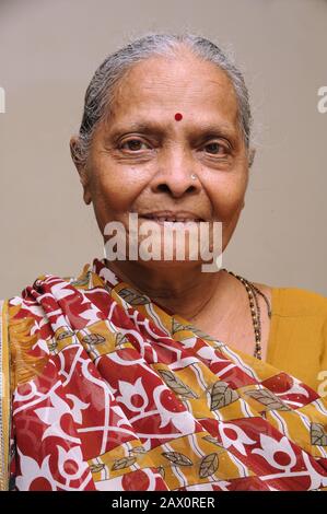 Mumbai, Maharashtra, Indien - Asien, März. 04, 2016 - Porträt der Schönen indischen alten Frau lächelnd Stockfoto