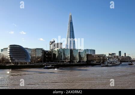 Großbritannien, London, das Rathaus, das eine Themse mit der "HMS Belfast" und "The Shard" im Hintergrund baut Stockfoto