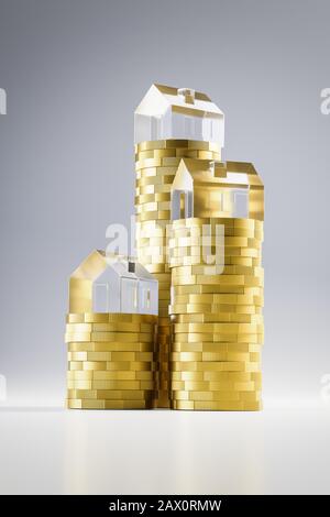 3D-Rendering: Steigende Stapel von Euro-Münzen mit Modellhäusern aus Acrylglas. Nahtloser weißer Hintergrund und Reflexionen. Konzept für extrem Stockfoto