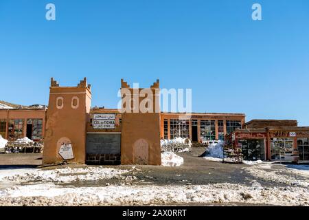 Col du Tichka, Marokko - 17. Januar 2020: Wachtturm mit Informationen über die höchste Höhe im Atlas-Gebirgspass Stockfoto