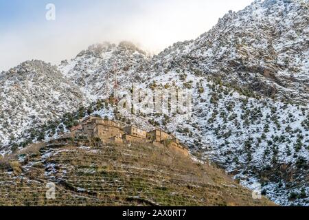 Wunderschönes Dorf im Ourika-Tal mit Terrassenfeldern im Hohen Atlasgebirge, Marokko Stockfoto