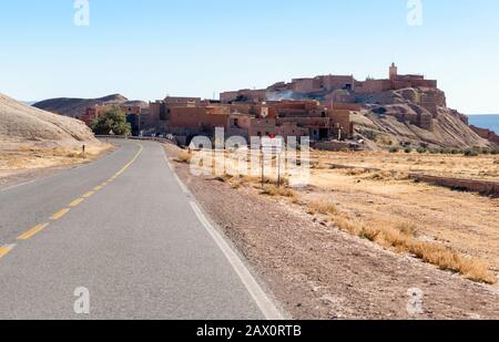 Stadt Tizagzaouine auf Asphaltstraße, Marokko Stockfoto