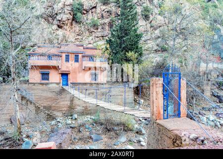 Brücke über den Fluss Ourika im Hohen Atlasgebirge, Ourika-Tal, Marokko Stockfoto