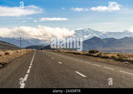 Straße durch das Ourika-Tal, die zum Hohen Atlasgebirge, Marokko führt Stockfoto