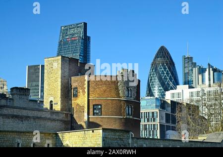 Großbritannien, London, verschiedene Gebäude im Tower Hill District mit dem Leadenhall Gebäude alias Käsegrater und der Gherkin alias 30 St.Mary Straße Stockfoto