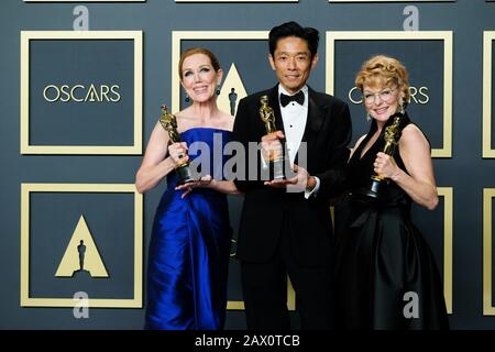 Hollywood, Kalifornien, USA. Februar 2020. Dolby Theatre im Hollywood & Highland Center, Hollywood, Großbritannien. Februar 2020. Kazu Hiro, Anne Morgan & Vivian Baker posiert mit dem Oscar für Make-Up & Hairstyling im Film Bombshell während der 92. Oscarverleihung 2020. Bild nach Gutschrift: Julie Edwards/Alamy Live News Stockfoto