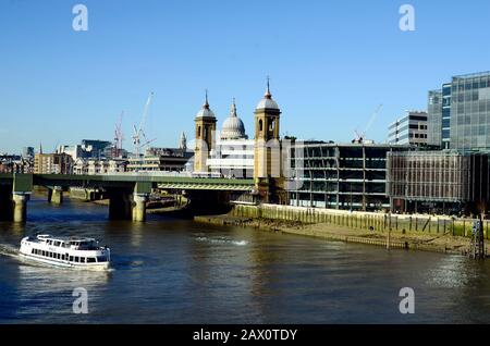 London, Großbritannien - 15. Januar 2016: Kanoneneisenbahnbrücke über die Themse mit Kreuzfahrtschiff und Cannon Street Station Stockfoto