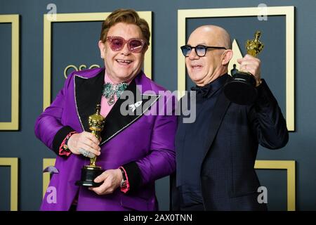 Hollywood, Kalifornien, USA. Februar 2020. Dolby Theatre im Hollywood & Highland Center, Hollywood, Großbritannien. Februar 2020. Elton John und Bernie Taupin posiert mit dem Oscar für Musik (Original Score) im Film Rocketman während der 92. Oscarverleihung 2020. Bild nach Gutschrift: Julie Edwards/Alamy Live News Stockfoto