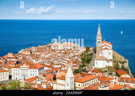 Panoramasicht auf das historische Stadtzentrum von Piran mit berühmter Kirche des Heiligen Georg und dem Tatini-Platz an einem sonnigen Tag, Istrien, Slowenien Stockfoto