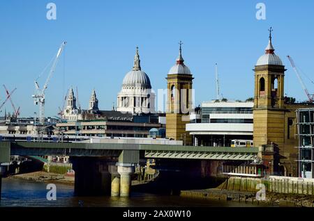 Großbritannien, London, Kanoneneisenbahnbrücke über die themse und die St. Paul's Kathedrale im Hintergrund Stockfoto