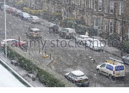 Edinburgh, Schottland, Großbritannien. Februar 2020. Schwere Schneeschauer, die die Wohngegend im Stadtzentrum von Edinburgh beeinträchtigen. Credit: Craig Brown/Alamy Live News Stockfoto