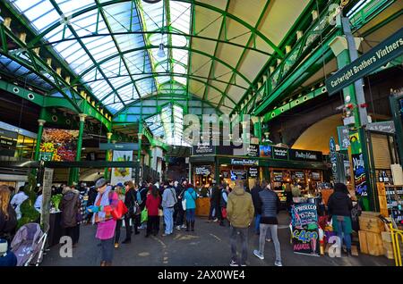 London, Großbritannien - 15. Januar 2016: Nicht identifizierte Menschen und verschiedene Geschäfte auf dem Borough Market in Southwark Stockfoto