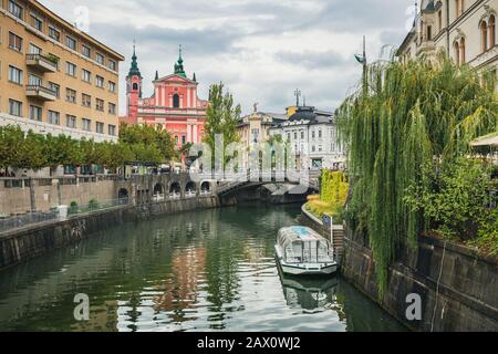 Schöner Panoramablick auf das malerische Stadtzentrum von Laibach mit berühmter Dreierbrücke und der historischen Kirche der franziskanischen Verkündigung im Sommer, Slowenien Stockfoto